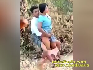 မတ်တပ်လိုးနေကြတာ ချောင်းရိုက်